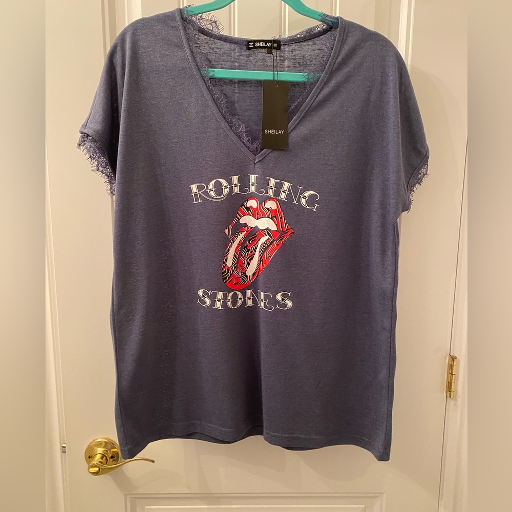 NWT SIZE SMALL SHEILAY V NECK T-SHIRT IN BLUE WITH ROLLING STONES LOGO ON FRONT